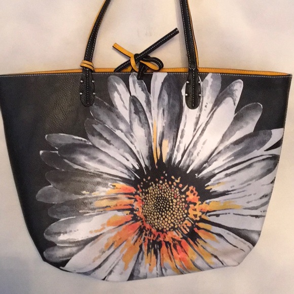 Beautiful Quality Tote Bag w/matching Wristlet - Picture 2 of 6